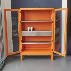 Form Exclusiv Vitrinen & Highboards|Vitrine Hampton Eiche Massiv Geölt Offenporig Lackiert In Pantone Orange Tür Klarglas Mit Ledergriffen