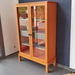 Form Exclusiv Vitrinen & Highboards|Vitrine Hampton Eiche Massiv Geölt Offenporig Lackiert In Pantone Orange Tür Klarglas Mit Ledergriffen