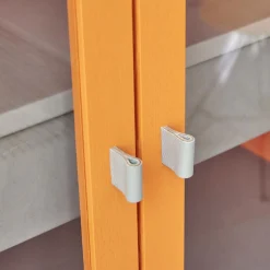 Form Exclusiv Vitrinen & Highboards|Vitrine Hampton Eiche Massiv Geölt Offenporig Lackiert In Pantone Orange Tür Klarglas Mit Ledergriffen