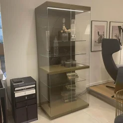 Interlübke Vitrinen & Highboards|Vitrine Just Cube Light mit Beleuchtung Korpus Lack Rückwand Eucalyptus 5 Glasböden und Abdeckplatte