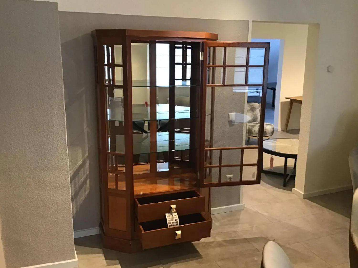 Form Exclusiv Vitrinen & Highboards|Vitrine Levin Kirschbaum Hell Lackiert Beschläge Messing Poliert