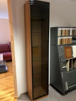 IRO Vitrinen & Highboards|Vitrine Modell Nova Kernbuche Furniert 1-Türig Parsolglas