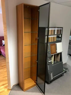 IRO Vitrinen & Highboards|Vitrine Modell Nova Kernbuche Furniert 1-Türig Parsolglas