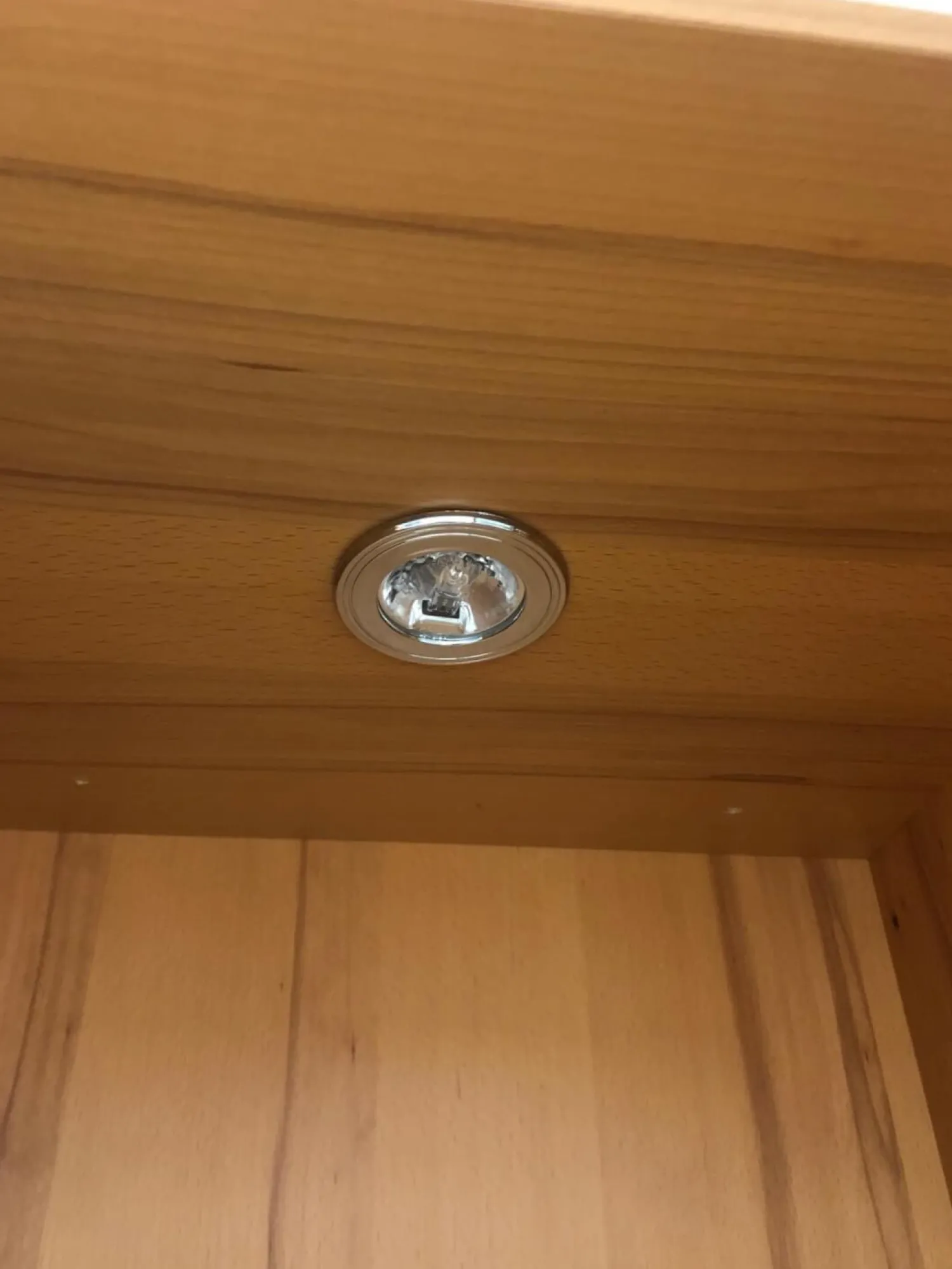 IRO Vitrinen & Highboards|Vitrine Modell Nova Kernbuche Furniert 1-Türig Parsolglas