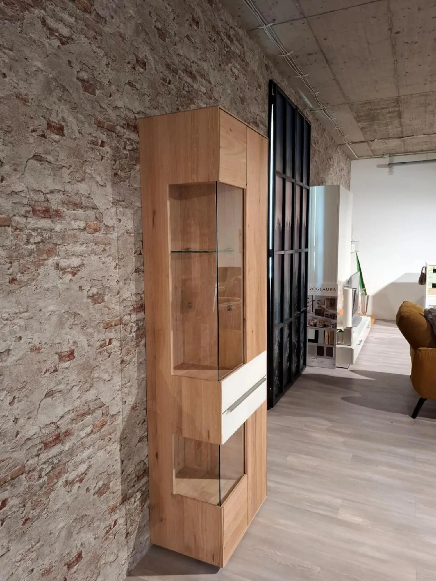 Decker Vitrinen & Highboards|Vitrine Ramos Wildeiche Massiv Natur Geölt Akzent Glas Weiß Satiniert Griff Edelstahloptik