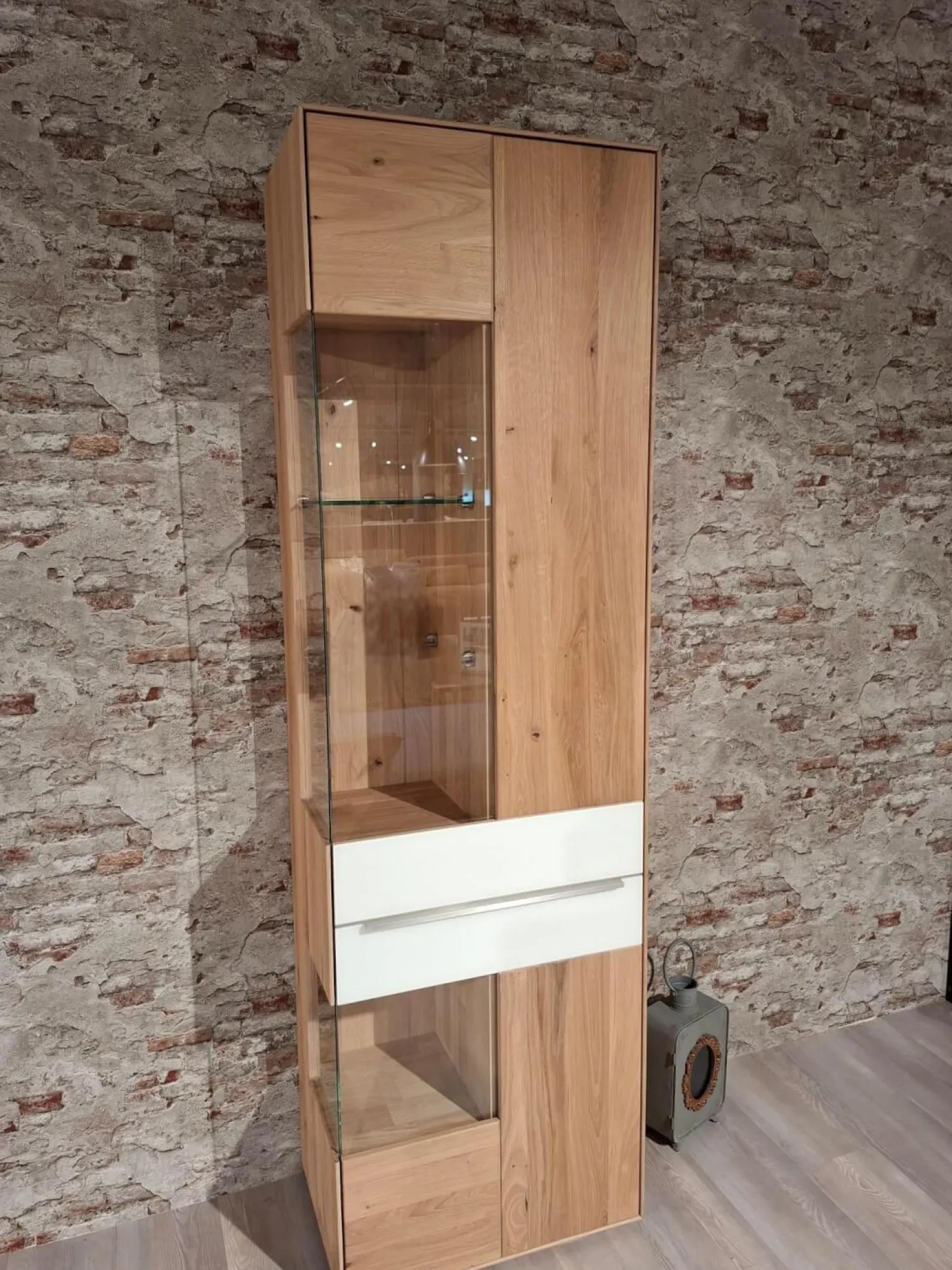 Decker Vitrinen & Highboards|Vitrine Ramos Wildeiche Massiv Natur Geölt Akzent Glas Weiß Satiniert Griff Edelstahloptik