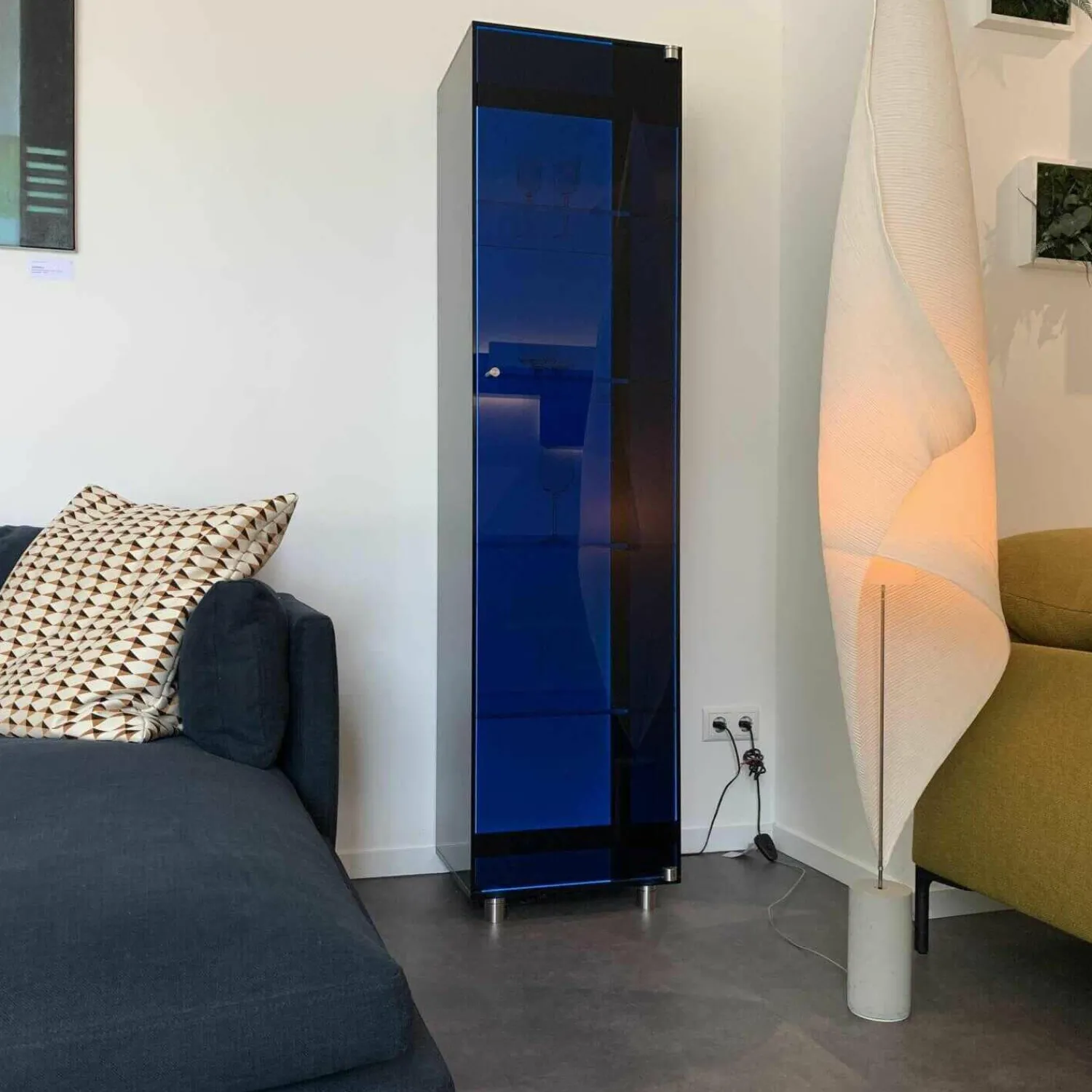 Dreieck Vitrinen & Highboards|Vitrine Solus Black Light Optiwhite Dark Grey mit Farbwechsel Beleuchtung