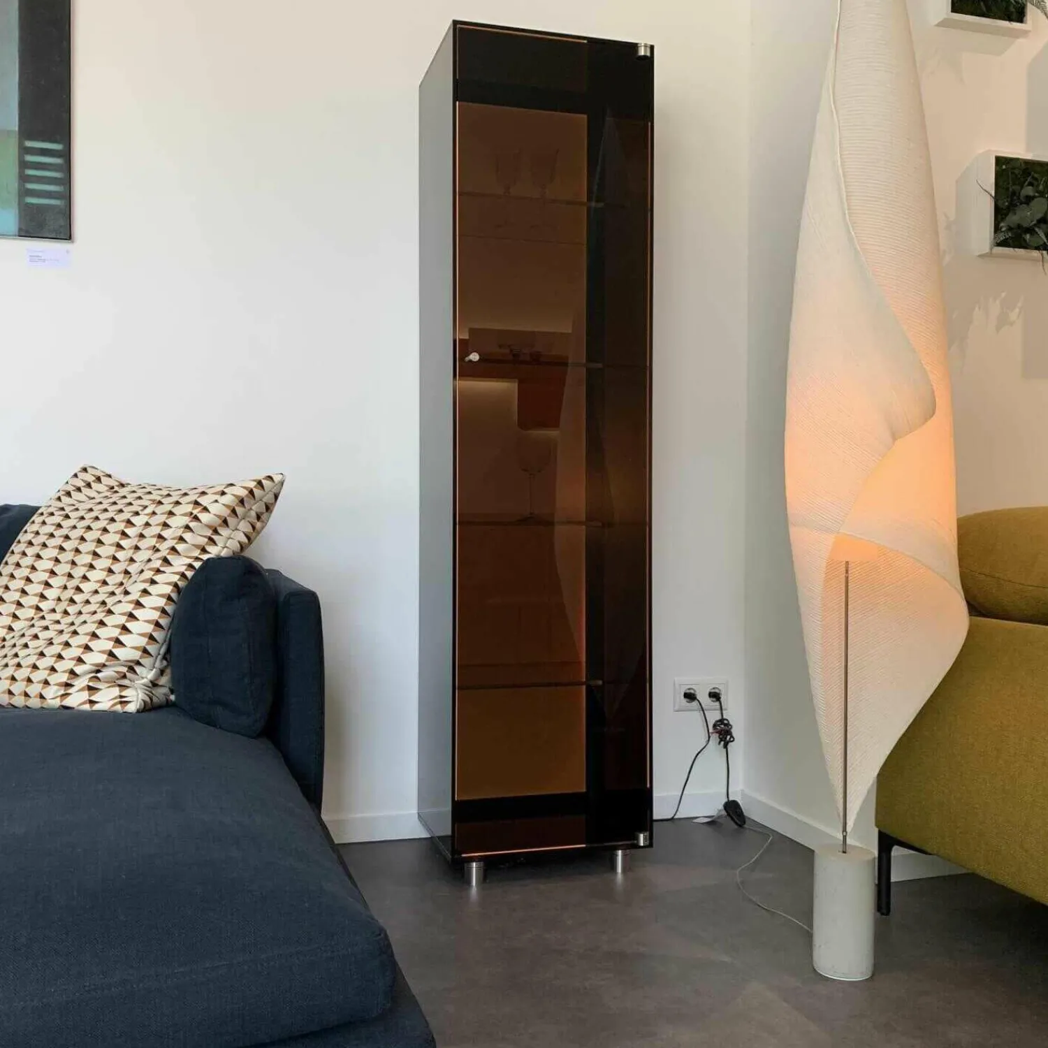 Dreieck Vitrinen & Highboards|Vitrine Solus Black Light Optiwhite Dark Grey mit Farbwechsel Beleuchtung