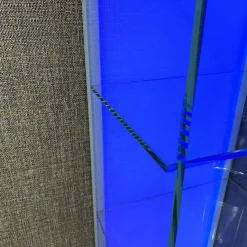 Dreieck Vitrinen & Highboards|Vitrine Solus In Optiwhite Klar Verschweißt Türknopf Und Stellfüße Aus Edelstahl Mit Beleuchtung