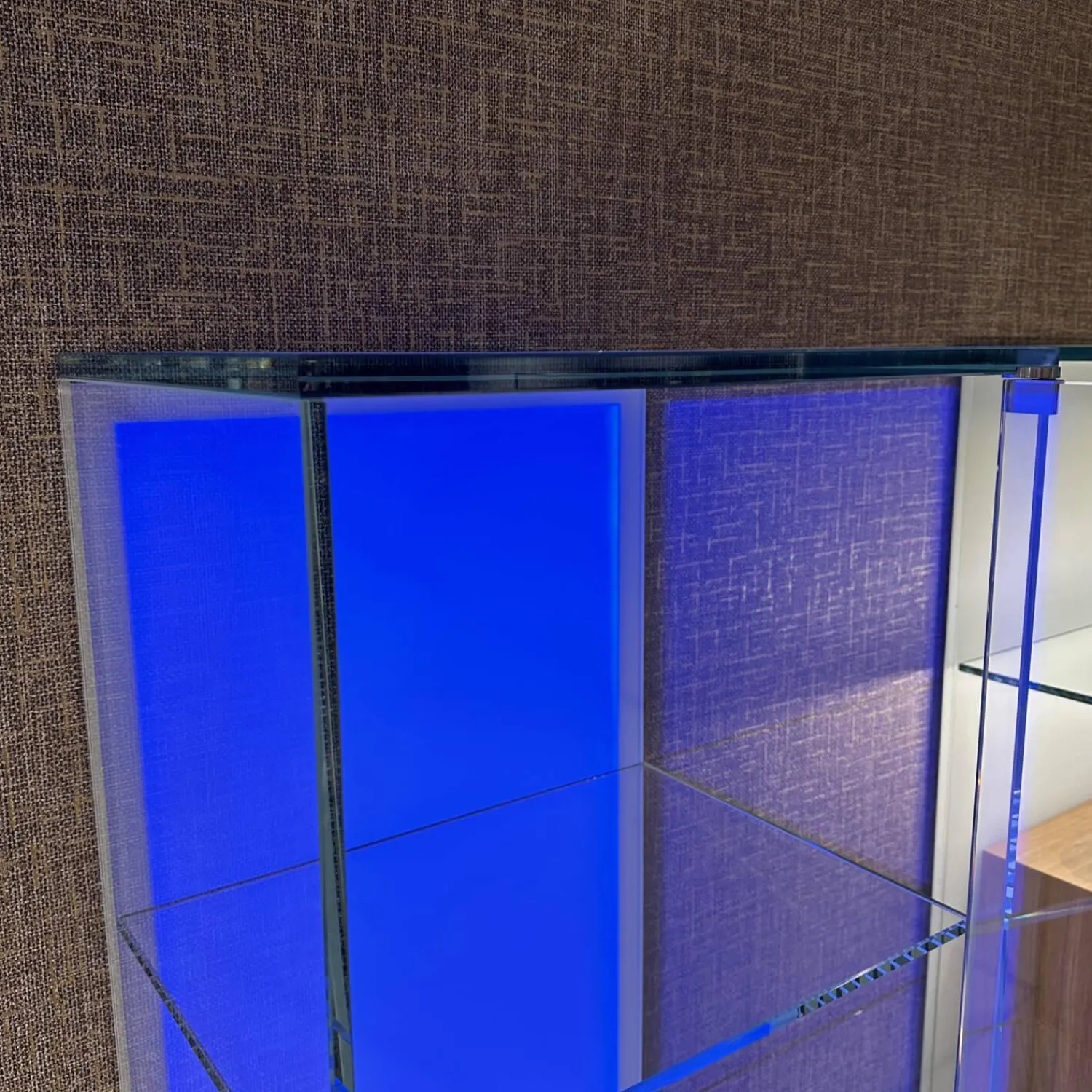 Dreieck Vitrinen & Highboards|Vitrine Solus In Optiwhite Klar Verschweißt Türknopf Und Stellfüße Aus Edelstahl Mit Beleuchtung