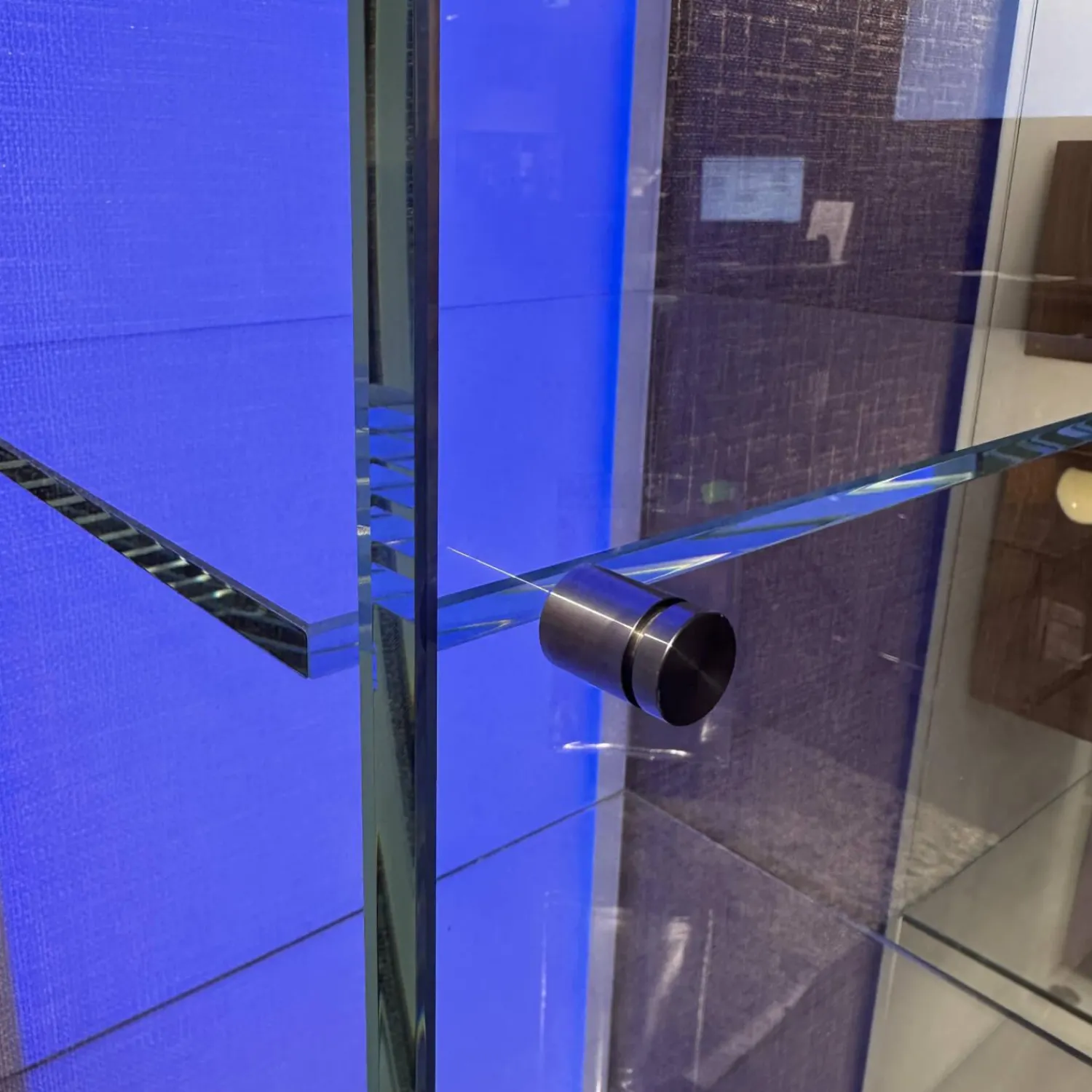 Dreieck Vitrinen & Highboards|Vitrine Solus In Optiwhite Klar Verschweißt Türknopf Und Stellfüße Aus Edelstahl Mit Beleuchtung