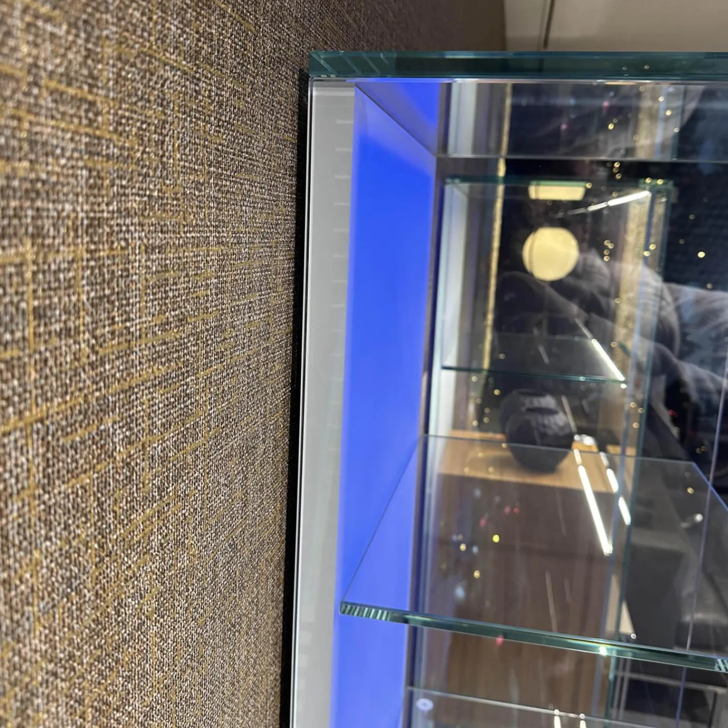 Dreieck Vitrinen & Highboards|Vitrine Solus In Optiwhite Klar Verschweißt Türknopf Und Stellfüße Aus Edelstahl Mit Beleuchtung