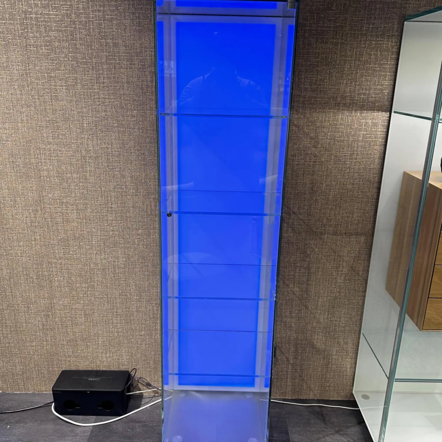 Dreieck Vitrinen & Highboards|Vitrine Solus In Optiwhite Klar Verschweißt Türknopf Und Stellfüße Aus Edelstahl Mit Beleuchtung