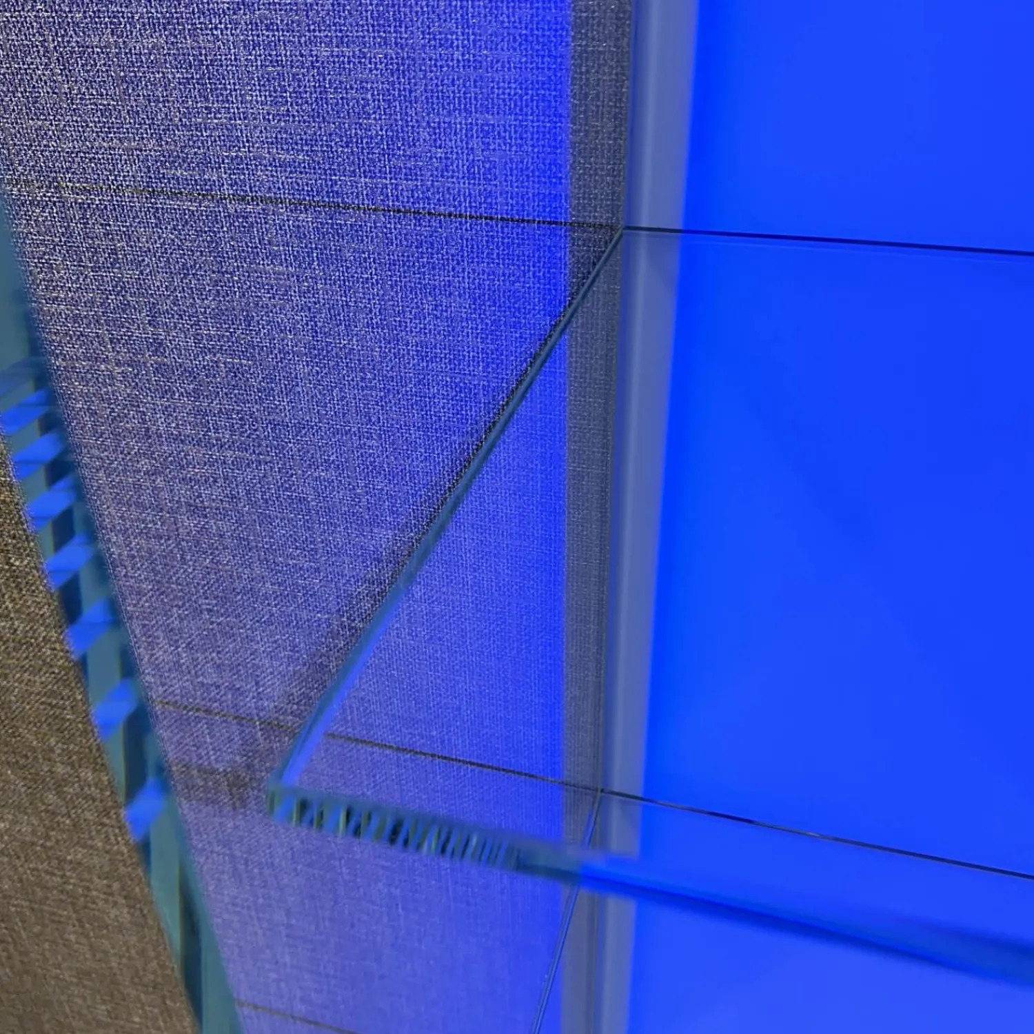 Dreieck Vitrinen & Highboards|Vitrine Solus In Optiwhite Klar Verschweißt Türknopf Und Stellfüße Aus Edelstahl Mit Beleuchtung