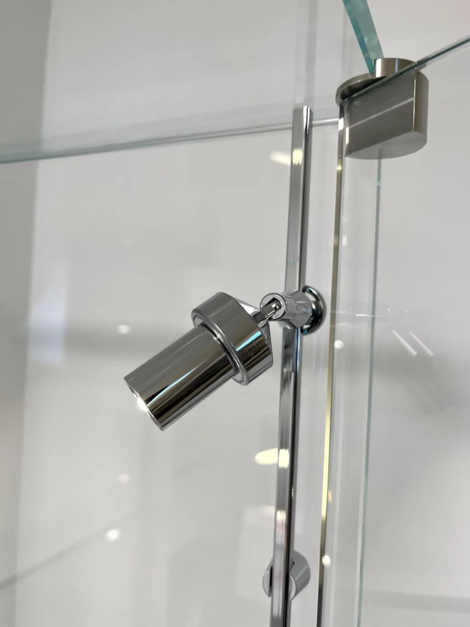 Dreieck Vitrinen & Highboards|Vitrine Solus Optiwhite Glas mit 5 fokussierbaren LED-Spots