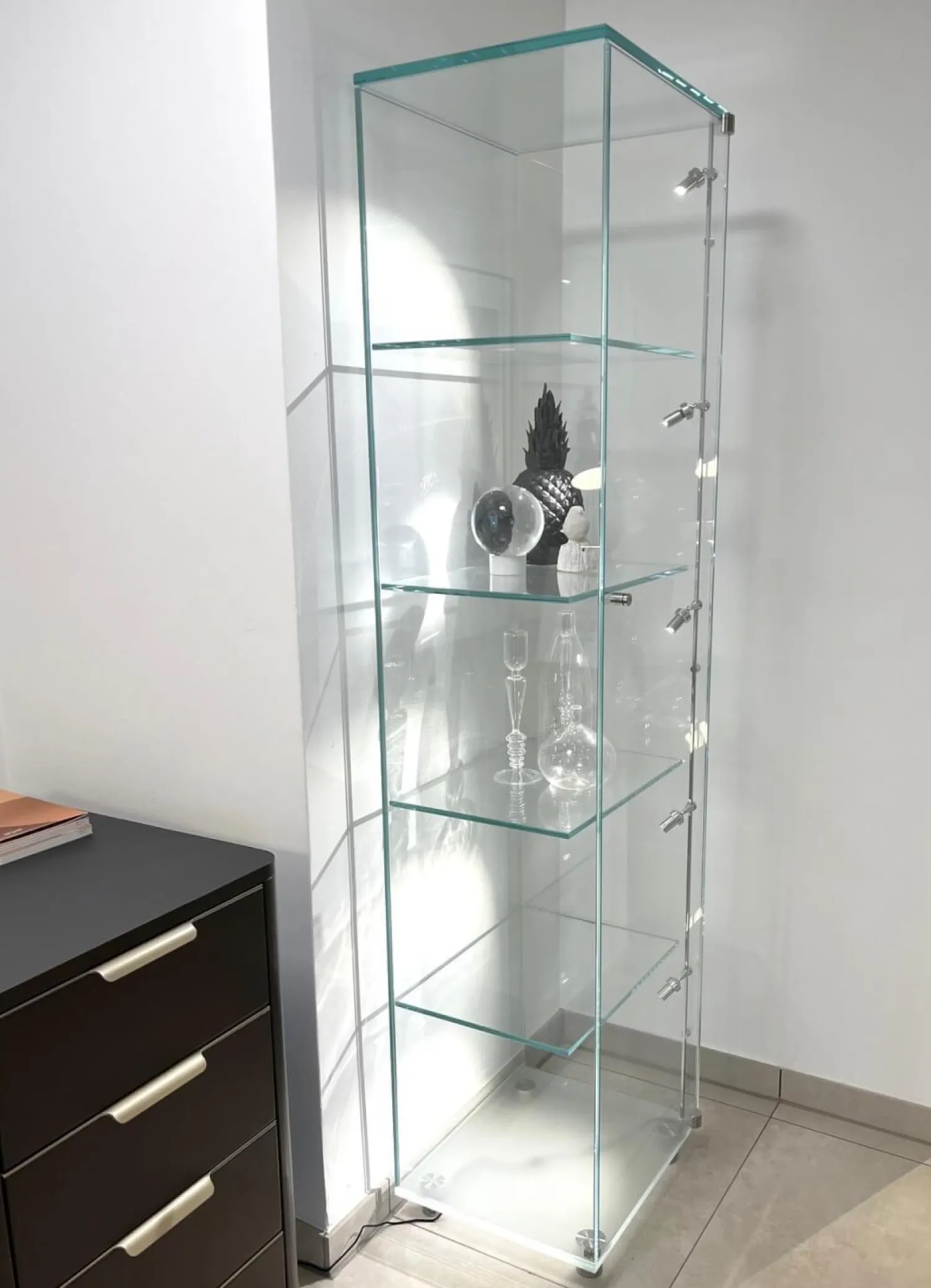 Dreieck Vitrinen & Highboards|Vitrine Solus Optiwhite Glas mit 5 fokussierbaren LED-Spots