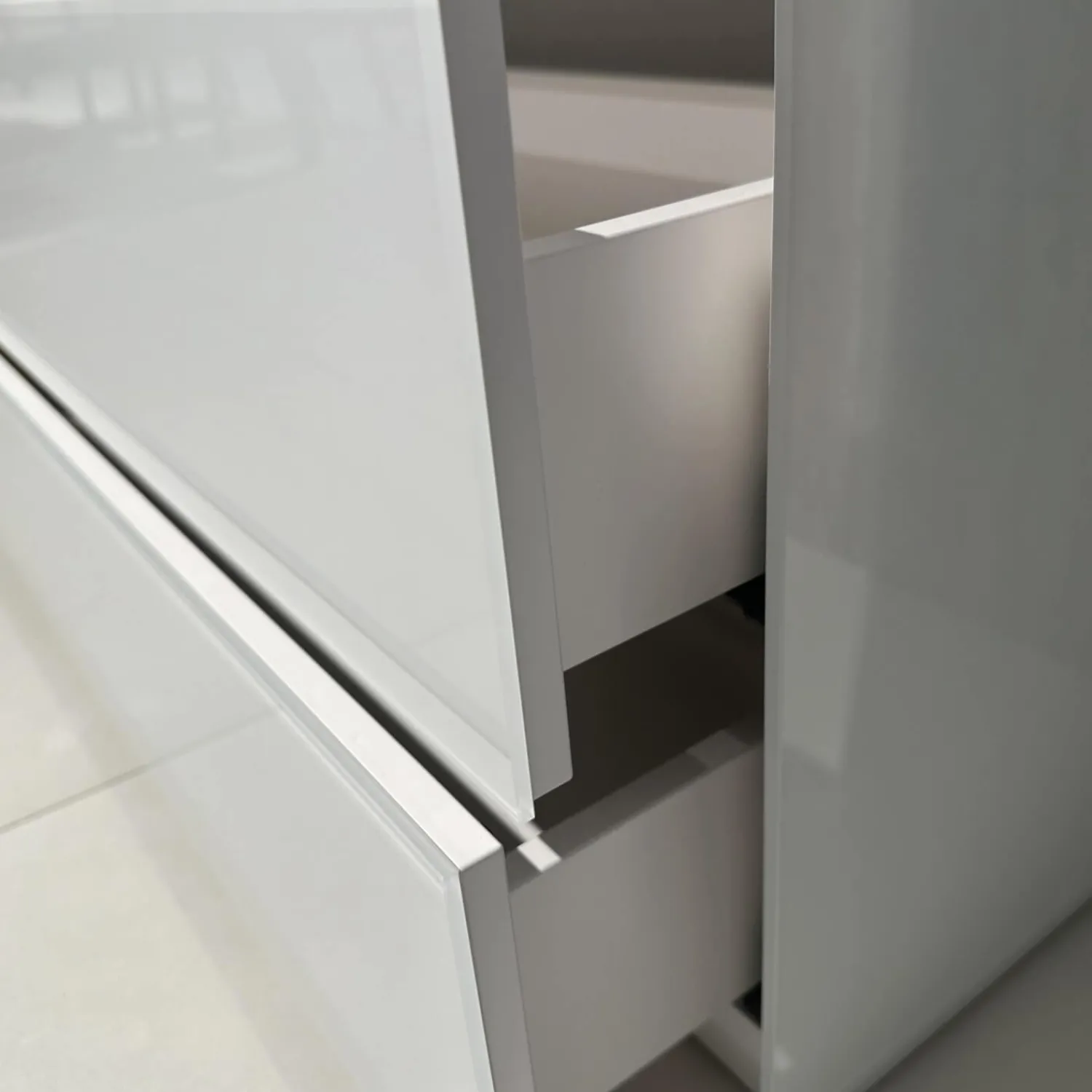 Kettnaker Vitrinen & Highboards|Vitrine Soma Innen Lack Weiß Türen Glas Klar Außen Glas Weiß Glänzend