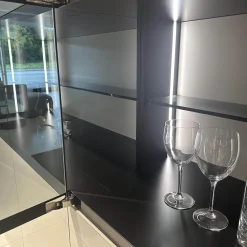 Kettnaker Kommoden & Sideboards|Vitrine Soma Türen Grauglas Schwarz Korpus Lack Steingrau Grau