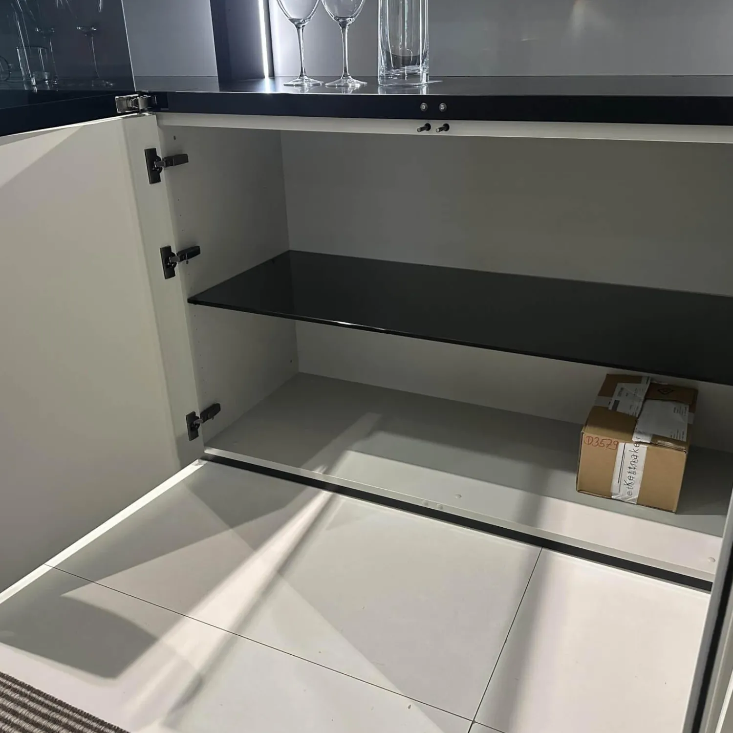 Kettnaker Kommoden & Sideboards|Vitrine Soma Türen Grauglas Schwarz Korpus Lack Steingrau Grau