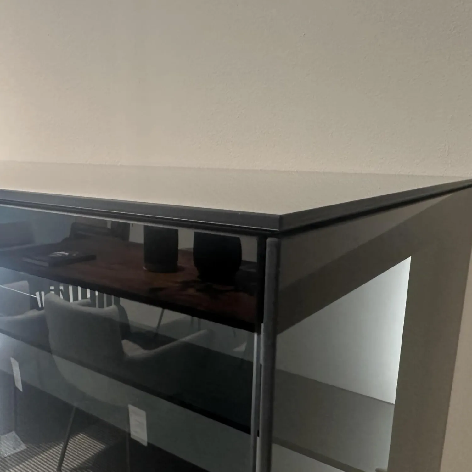 Kettnaker Kommoden & Sideboards|Vitrine Soma Türen Grauglas Schwarz Korpus Lack Steingrau Grau