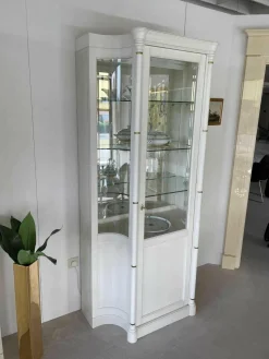 Küper Einrichtung Vitrinen & Highboards|Vitrine Strichlack Creme mit Messingapplikationen Facettenglas Gebogen