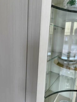 Küper Einrichtung Vitrinen & Highboards|Vitrine Strichlack Creme mit Messingapplikationen Facettenglas Gebogen