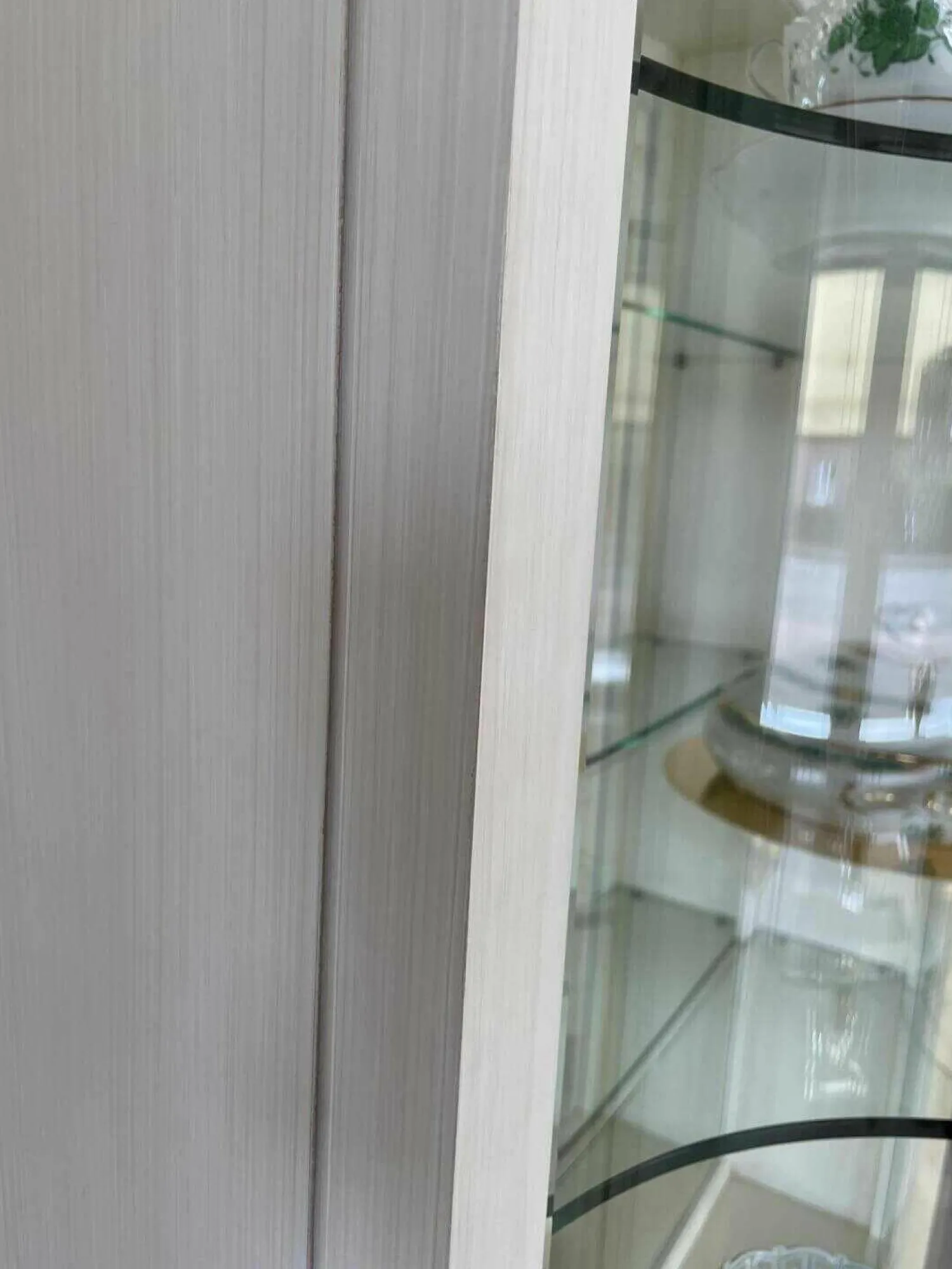 Küper Einrichtung Vitrinen & Highboards|Vitrine Strichlack Creme mit Messingapplikationen Facettenglas Gebogen