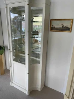 Küper Einrichtung Vitrinen & Highboards|Vitrine Strichlack Creme mit Messingapplikationen Facettenglas Gebogen