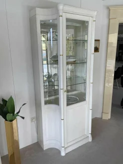 Küper Einrichtung Vitrinen & Highboards|Vitrine Strichlack Creme mit Messingapplikationen Facettenglas Gebogen