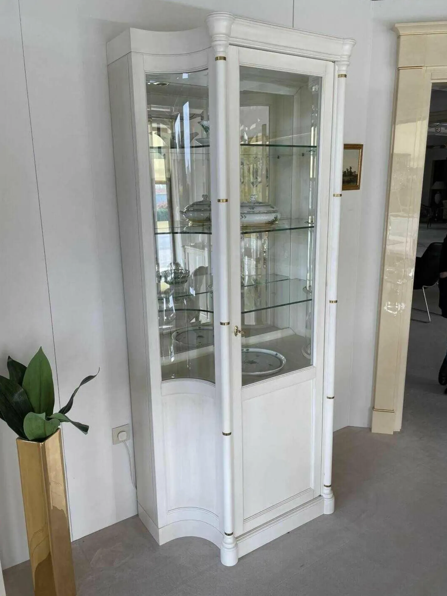 Küper Einrichtung Vitrinen & Highboards|Vitrine Strichlack Creme mit Messingapplikationen Facettenglas Gebogen