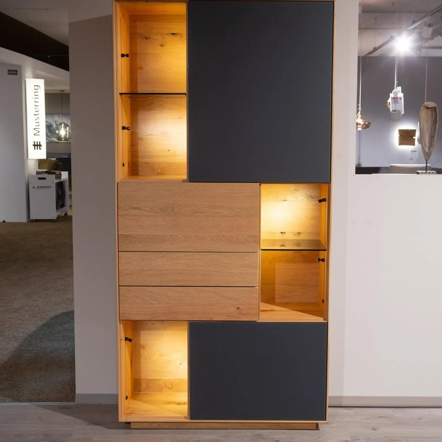 Anrei Vitrinen & Highboards|Vitrine SY 772 Puro Syle Asteiche Massiv Gebürstet Natur Geölt Farbglas Schwarzgrau Matt Mit Sockel Und Beleuchtung