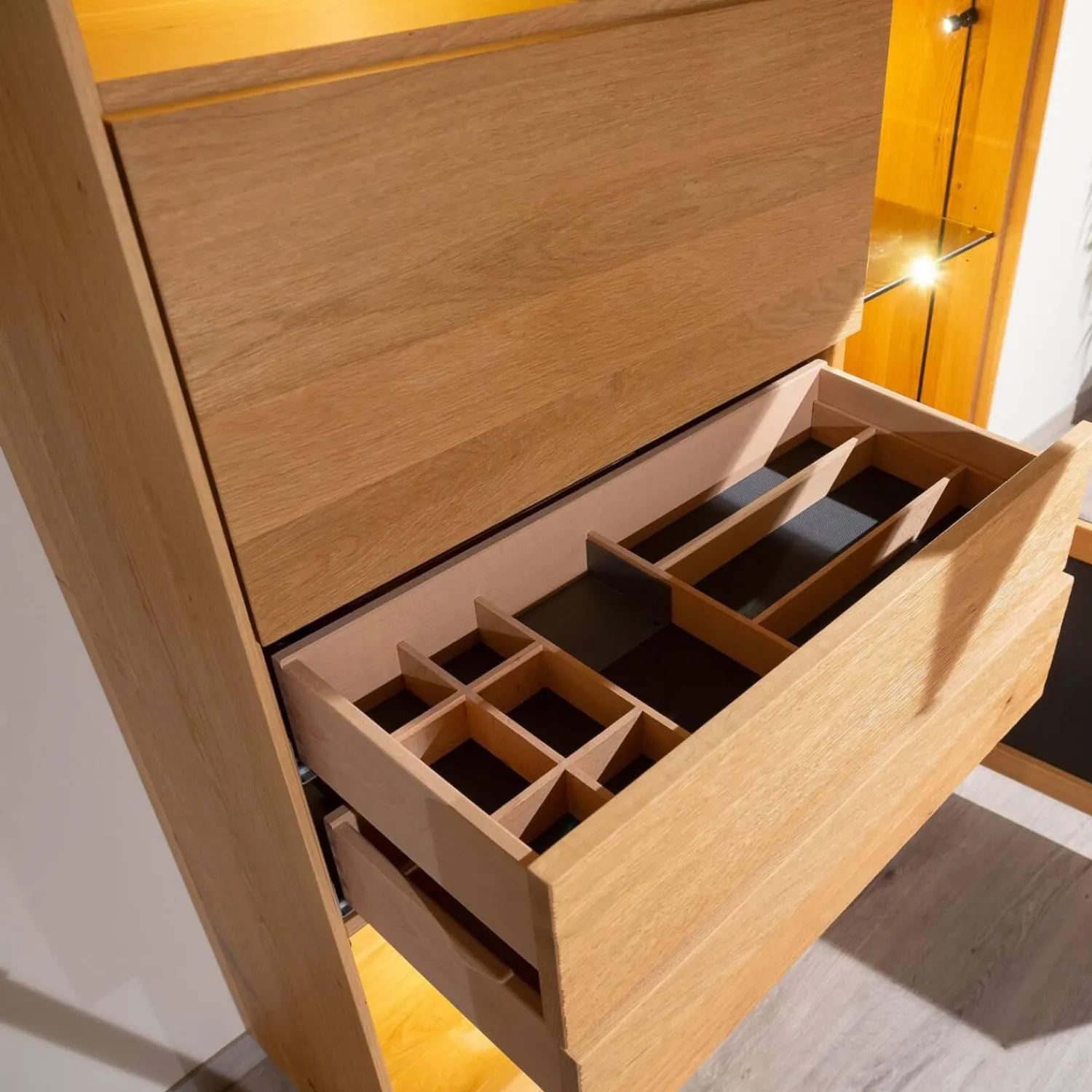 Anrei Vitrinen & Highboards|Vitrine SY 772 Puro Syle Asteiche Massiv Gebürstet Natur Geölt Farbglas Schwarzgrau Matt Mit Sockel Und Beleuchtung