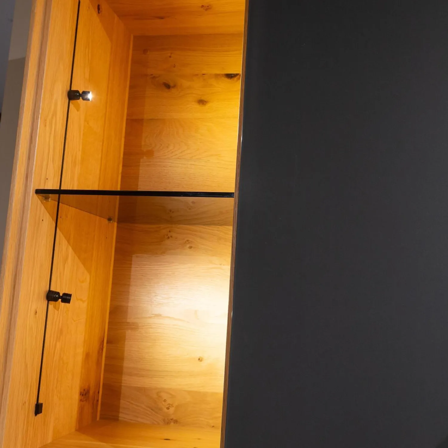 Anrei Vitrinen & Highboards|Vitrine SY 772 Puro Syle Asteiche Massiv Gebürstet Natur Geölt Farbglas Schwarzgrau Matt Mit Sockel Und Beleuchtung