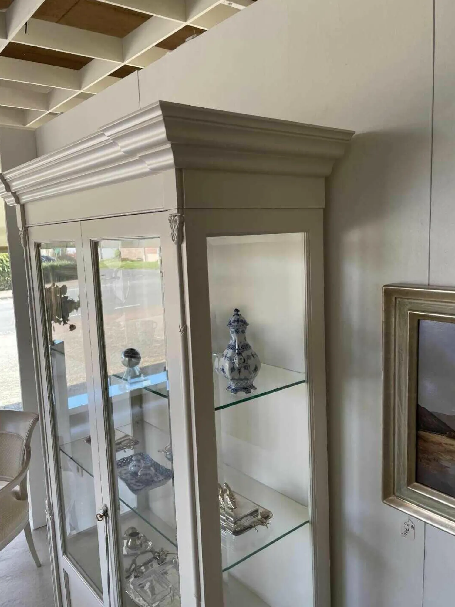 Küper Einrichtung Vitrinen & Highboards|Vitrine T Schleiflack Creme mit Facettenglas und Beleuchtung