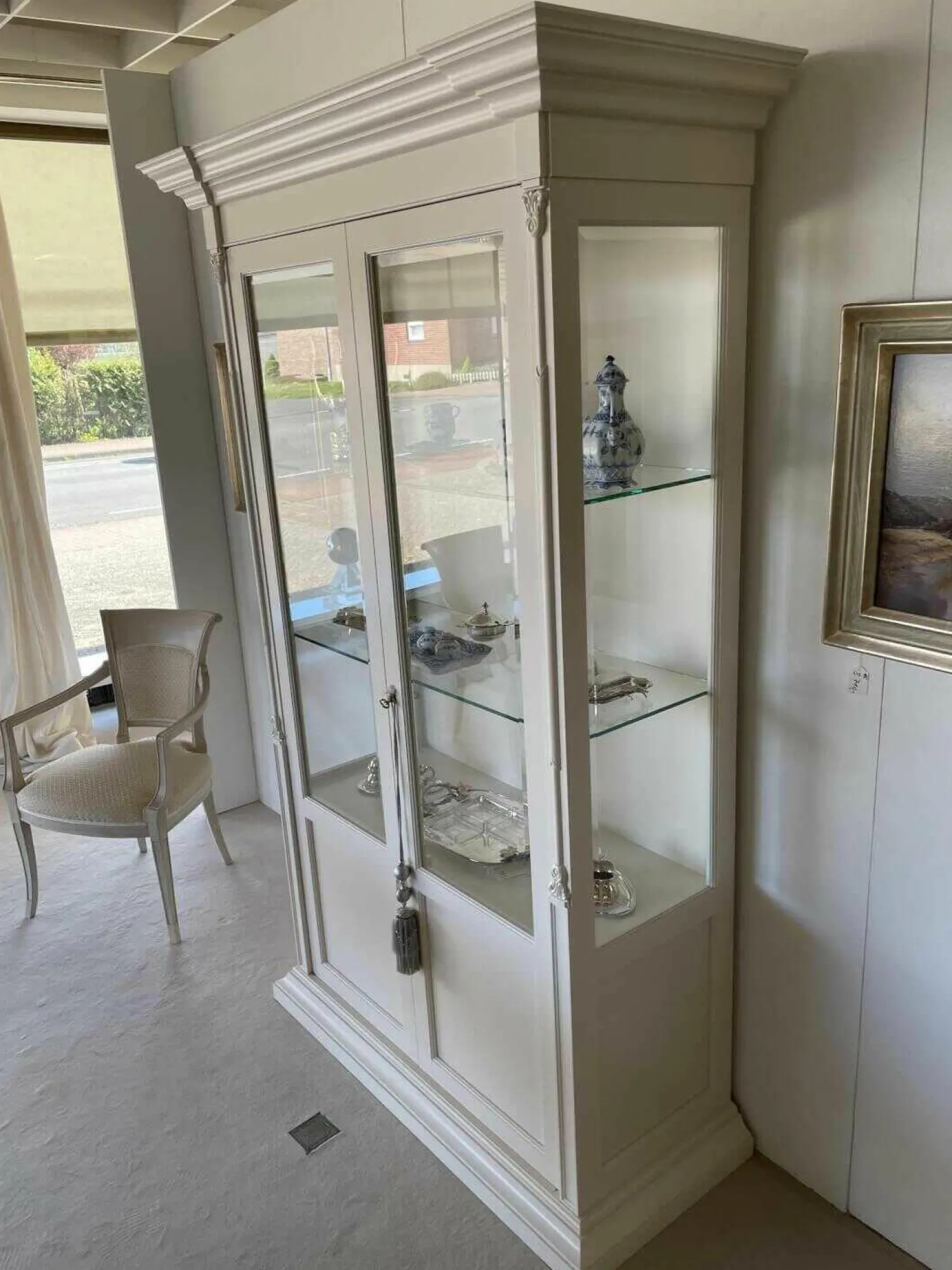 Küper Einrichtung Vitrinen & Highboards|Vitrine T Schleiflack Creme mit Facettenglas und Beleuchtung