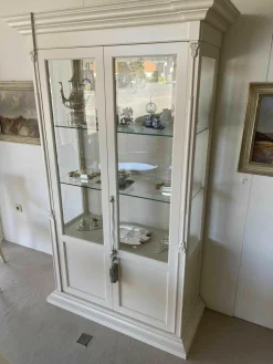Küper Einrichtung Vitrinen & Highboards|Vitrine T Schleiflack Creme mit Facettenglas und Beleuchtung