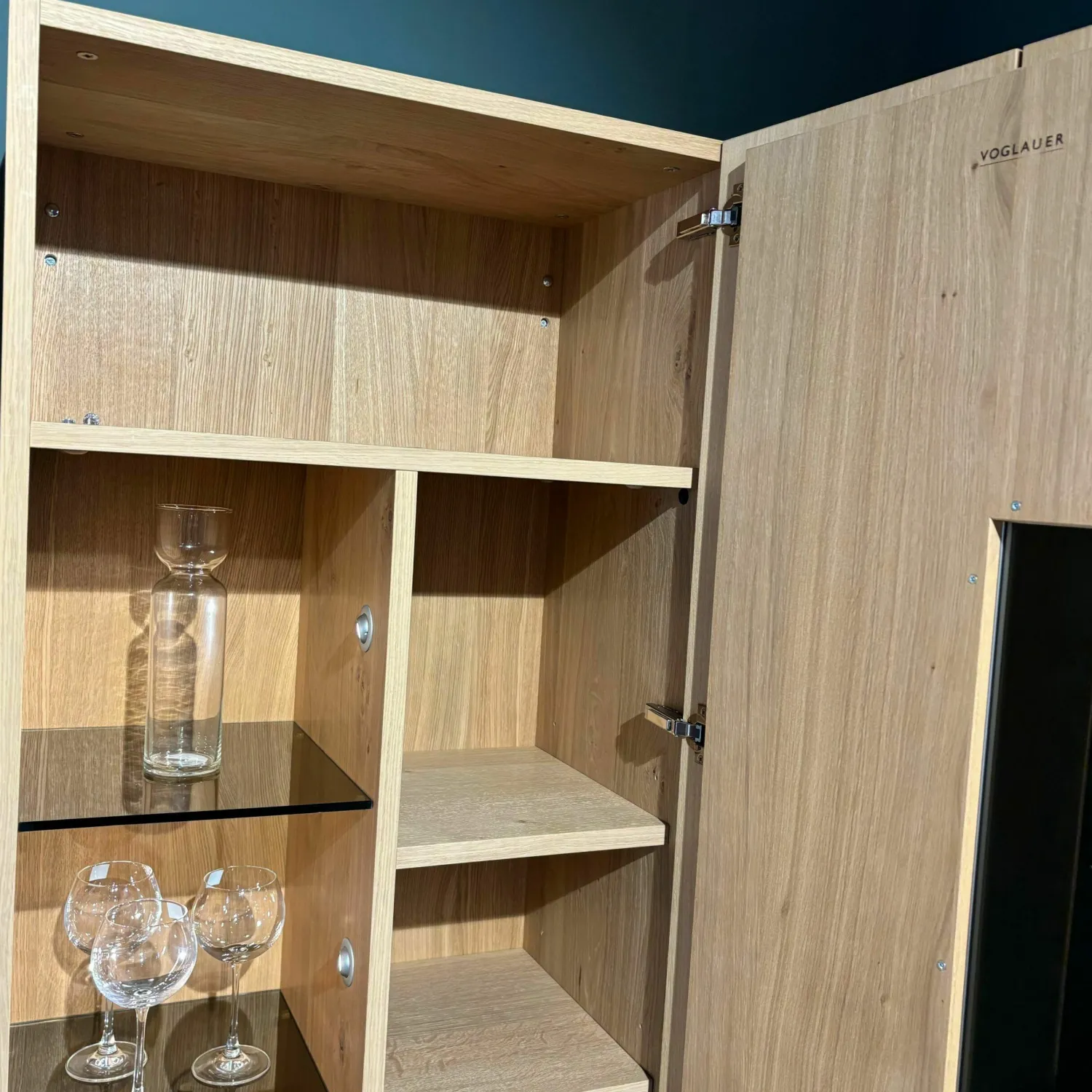 Voglauer Vitrinen & Highboards|Vitrine V-Alpin AV64G Korpus Eiche Altholz Front Glas Glänzend Eintürig