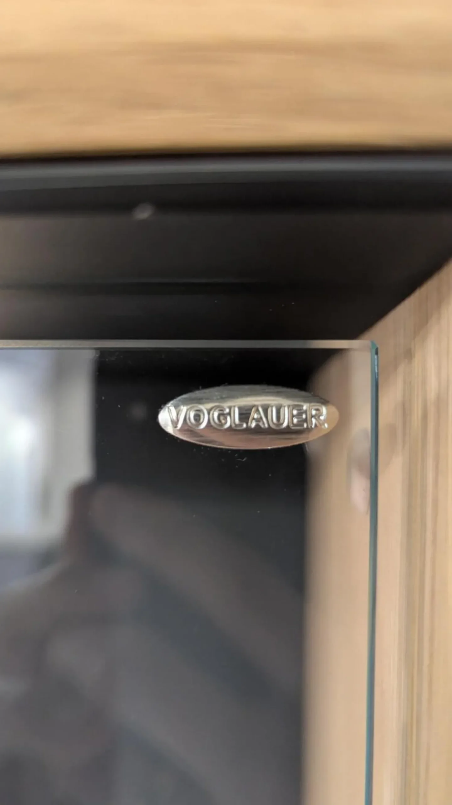 Voglauer Vitrinen & Highboards|Vitrine V-Aura Eiche Geölt Akzent Lärche Schwarz mit Beleuchtung