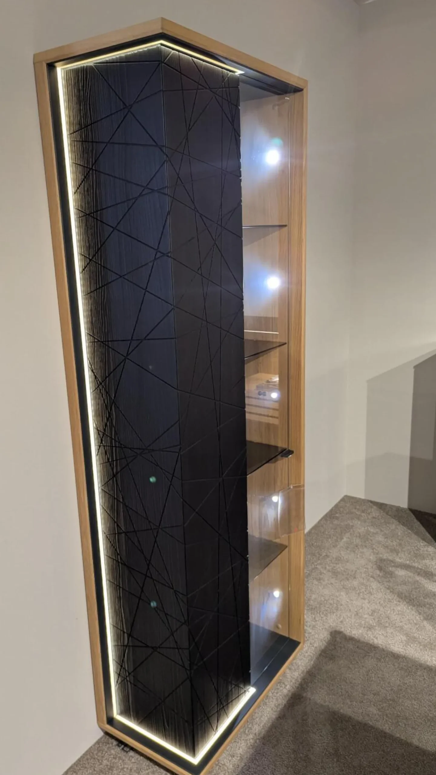 Voglauer Vitrinen & Highboards|Vitrine V-Aura Eiche Geölt Akzent Lärche Schwarz mit Beleuchtung