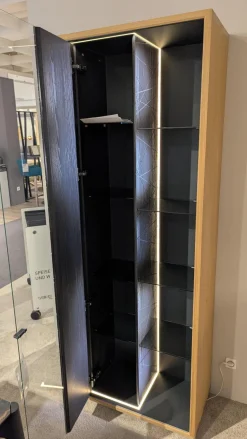 Voglauer Vitrinen & Highboards|Vitrine V-Aura Eiche Geölt Akzent Lärche Schwarz mit Beleuchtung