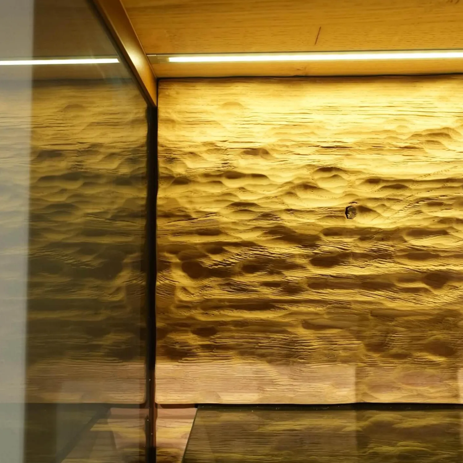 Voglauer Vitrinen & Highboards|Vitrine Vcuben Wildeiche Rustikal Metall Kupfer Bronze Inklusive Beleuchtung