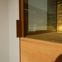 Voglauer Vitrinen & Highboards|Vitrine Vcuben Wildeiche Rustikal Metall Kupfer Bronze Inklusive Beleuchtung