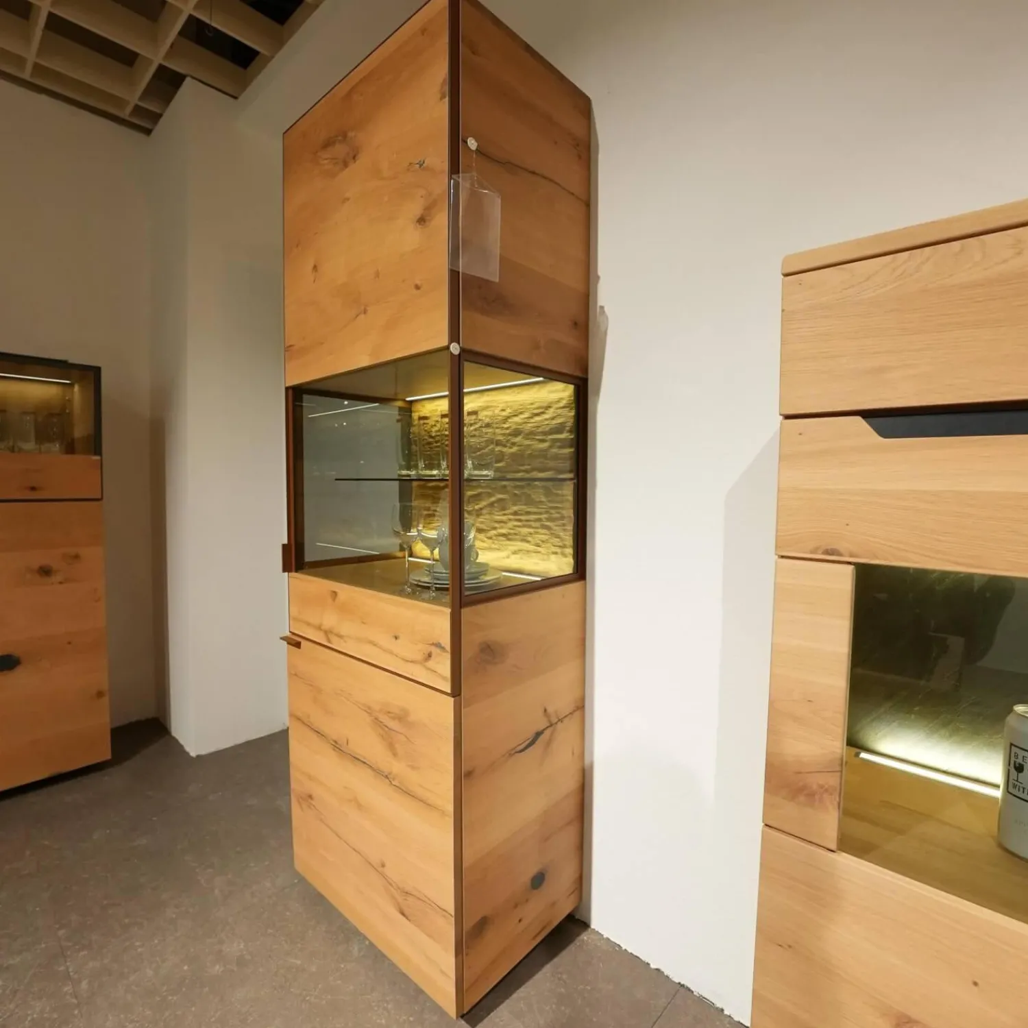 Voglauer Vitrinen & Highboards|Vitrine Vcuben Wildeiche Rustikal Metall Kupfer Bronze Inklusive Beleuchtung