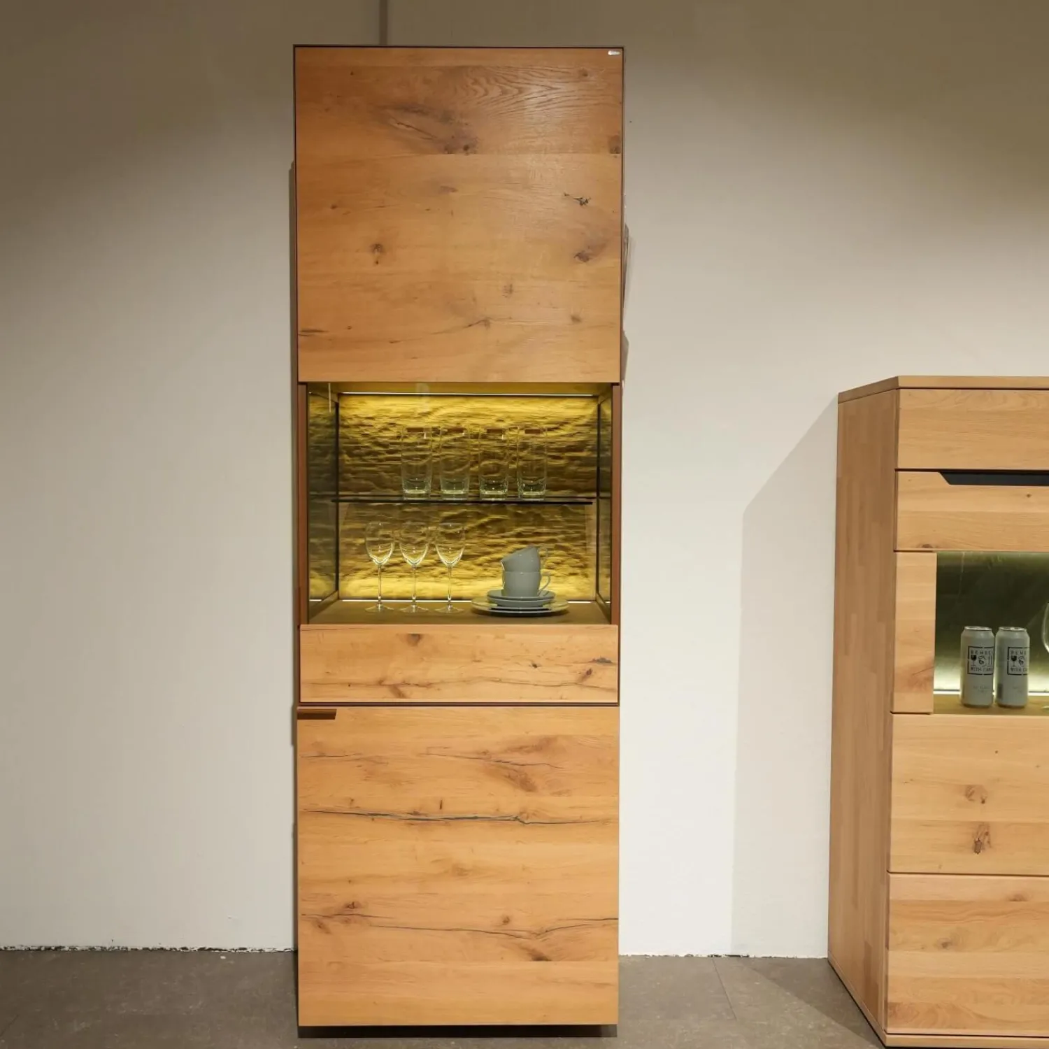 Voglauer Vitrinen & Highboards|Vitrine Vcuben Wildeiche Rustikal Metall Kupfer Bronze Inklusive Beleuchtung