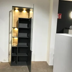 Venjakob Vitrinen & Highboards|Vitrine Vino Lack Schiefergrau Grau Matt Griffe Aluminium Schiefergrau Matt Rückwand Wildeiche Hell Soft Gebürstet Und Geölt Mit LED-Beleuchtung