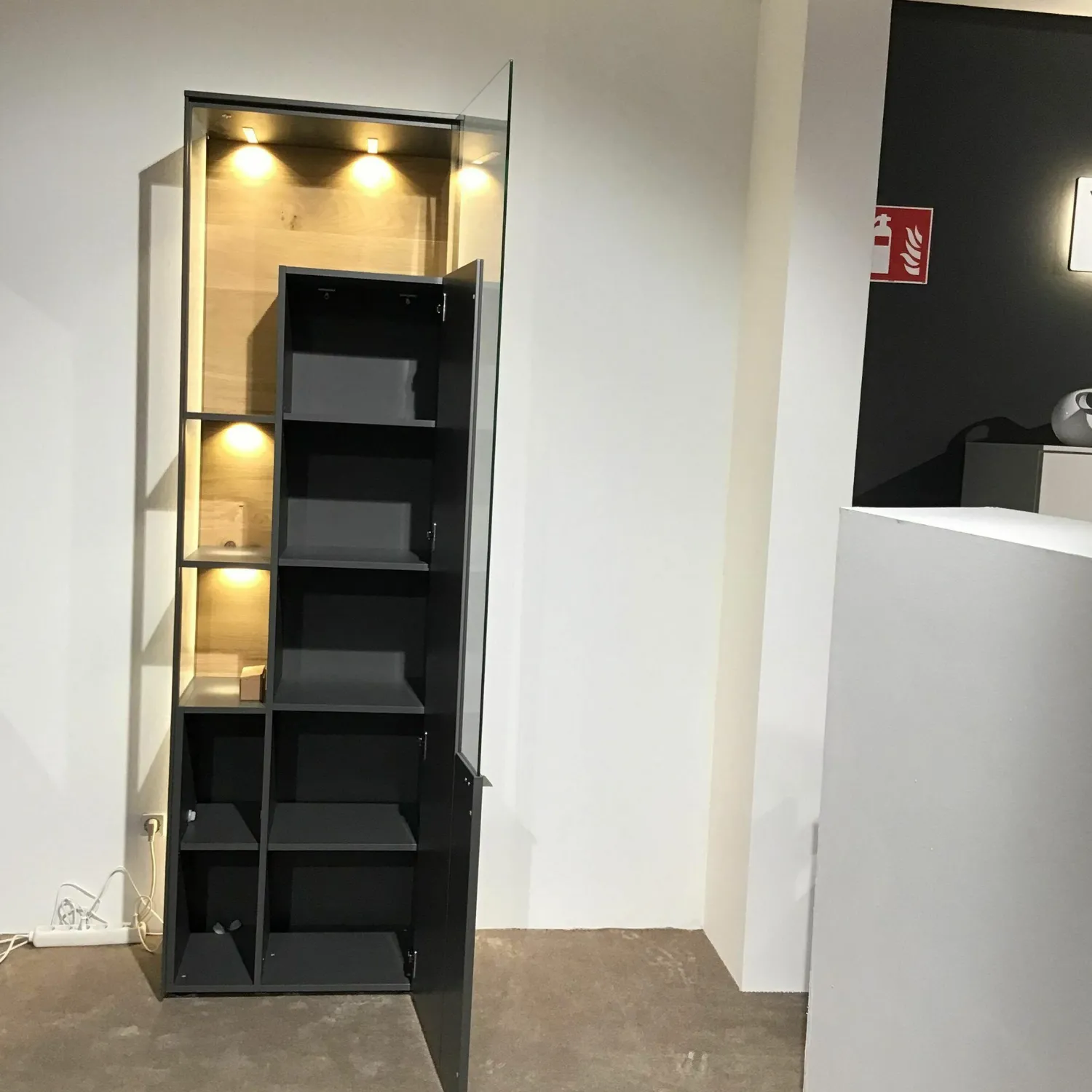 Venjakob Vitrinen & Highboards|Vitrine Vino Lack Schiefergrau Grau Matt Griffe Aluminium Schiefergrau Matt Rückwand Wildeiche Hell Soft Gebürstet Und Geölt Mit LED-Beleuchtung