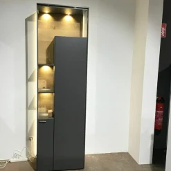 Venjakob Vitrinen & Highboards|Vitrine Vino Lack Schiefergrau Grau Matt Griffe Aluminium Schiefergrau Matt Rückwand Wildeiche Hell Soft Gebürstet Und Geölt Mit LED-Beleuchtung