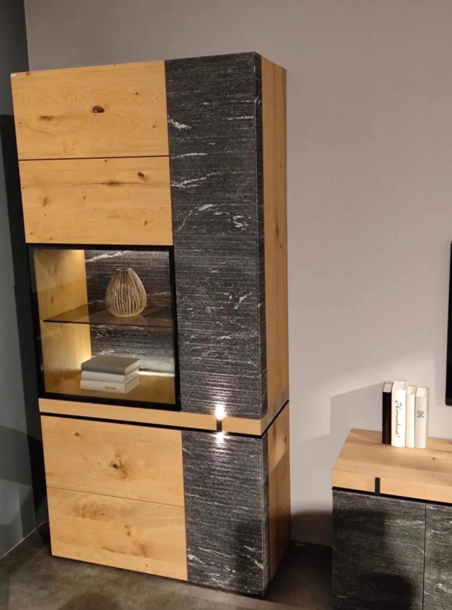 Voglauer Vitrinen & Highboards|Vitrine V-Rock Alteiche Rustiko Gebürstet Steinakzent Alpengranit Schroff Schwarzgrau