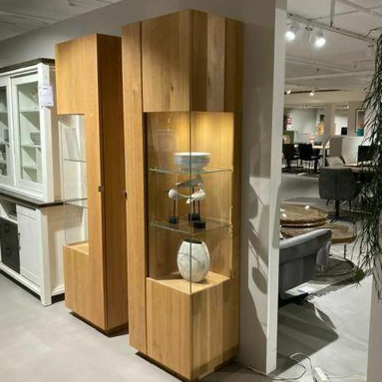 Wimmer Vitrinen & Highboards|Vitrine Waltrop Rustikale Asteiche Bianco Türschlag Rechts LED-Einbauspot