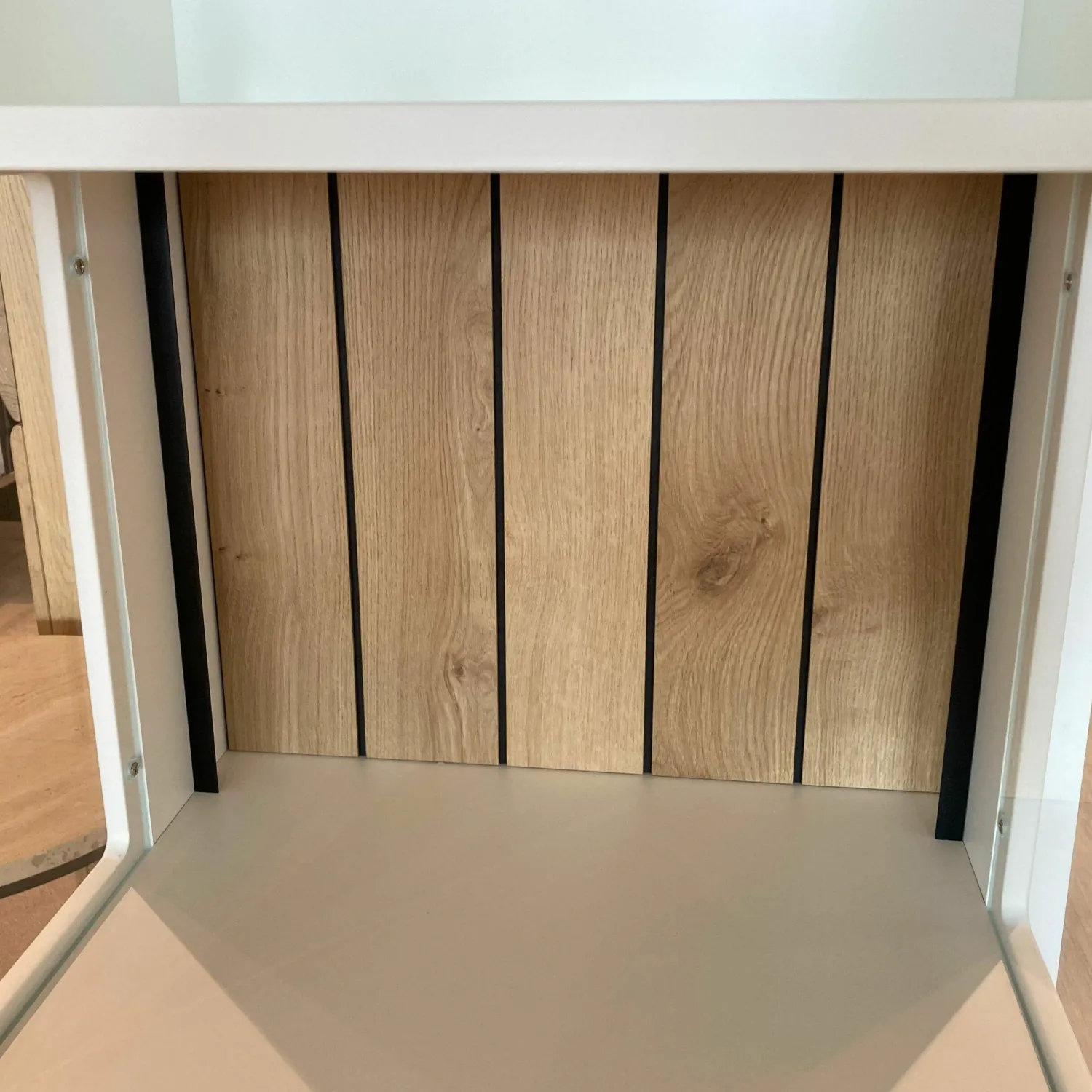 Wöstmann Vitrinen & Highboards|Vitrine Werne Lack Weiß Balkeneiche Stark Gebürstet LED-Beleuchtung